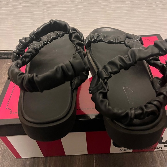 Sandals - Picture 4 of 9